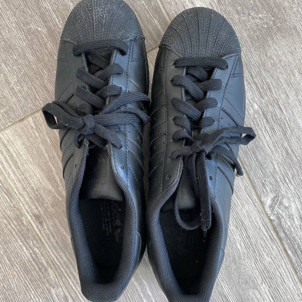 Men’s All Black Adidas Superstars Size 9.5